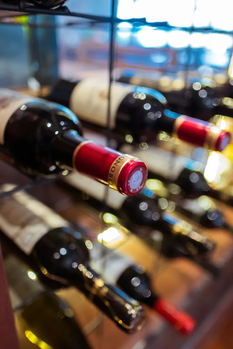 Bottiglie di vino rosso selezionate nella cantina del ristorante