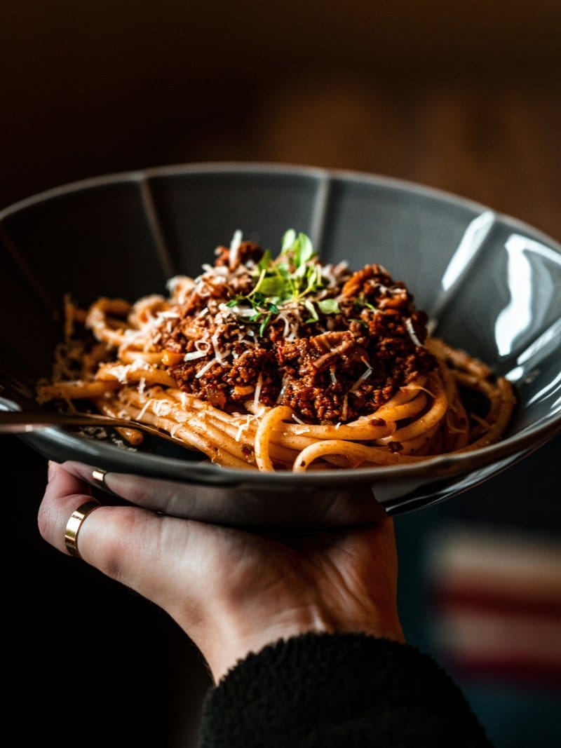 Spaghetti al ragù con parmigiano grattugiato del ristorante Le Contrade